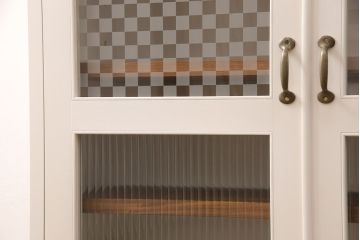 ブックケースを新規製作!当店商品を参考に、扉は市松模様・モールガラスを組み入れ、アンティークホワイトでペイント仕上げ。木目を活かした着色の脚を取り付け。(収納棚、食器棚、戸棚)