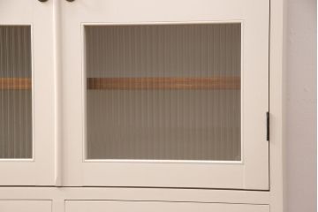 ブックケースを新規製作!当店商品を参考に、扉は市松模様・モールガラスを組み入れ、アンティークホワイトでペイント仕上げ。木目を活かした着色の脚を取り付け。(収納棚、食器棚、戸棚)