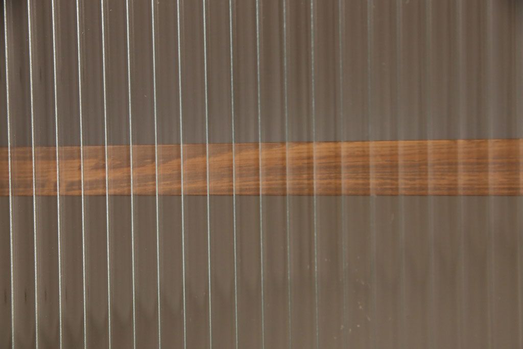 ブックケースを新規製作!当店商品を参考に、扉は市松模様・モールガラスを組み入れ、アンティークホワイトでペイント仕上げ。木目を活かした着色の脚を取り付け。(収納棚、食器棚、戸棚)