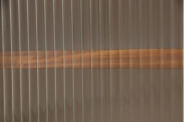 ブックケースを新規製作!当店商品を参考に、扉は市松模様・モールガラスを組み入れ、アンティークホワイトでペイント仕上げ。木目を活かした着色の脚を取り付け。(収納棚、食器棚、戸棚)