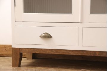 ブックケースを新規製作!当店商品を参考に、扉は市松模様・モールガラスを組み入れ、アンティークホワイトでペイント仕上げ。木目を活かした着色の脚を取り付け。(収納棚、食器棚、戸棚)