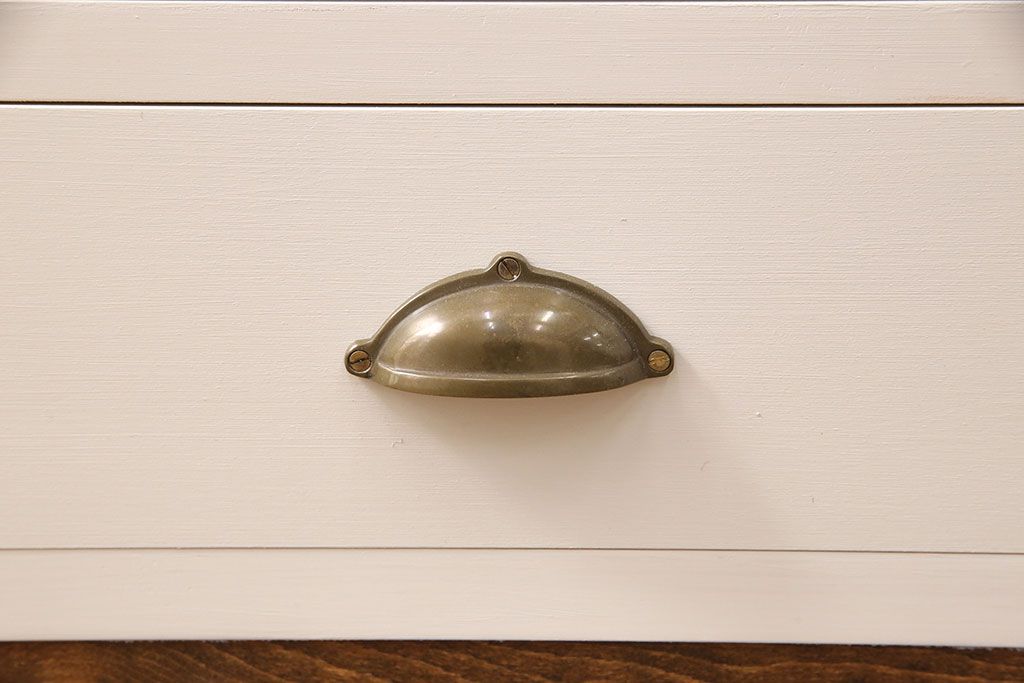 ブックケースを新規製作!当店商品を参考に、扉は市松模様・モールガラスを組み入れ、アンティークホワイトでペイント仕上げ。木目を活かした着色の脚を取り付け。(収納棚、食器棚、戸棚)