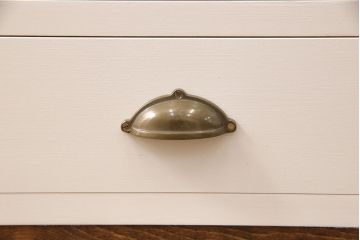 ブックケースを新規製作!当店商品を参考に、扉は市松模様・モールガラスを組み入れ、アンティークホワイトでペイント仕上げ。木目を活かした着色の脚を取り付け。(収納棚、食器棚、戸棚)