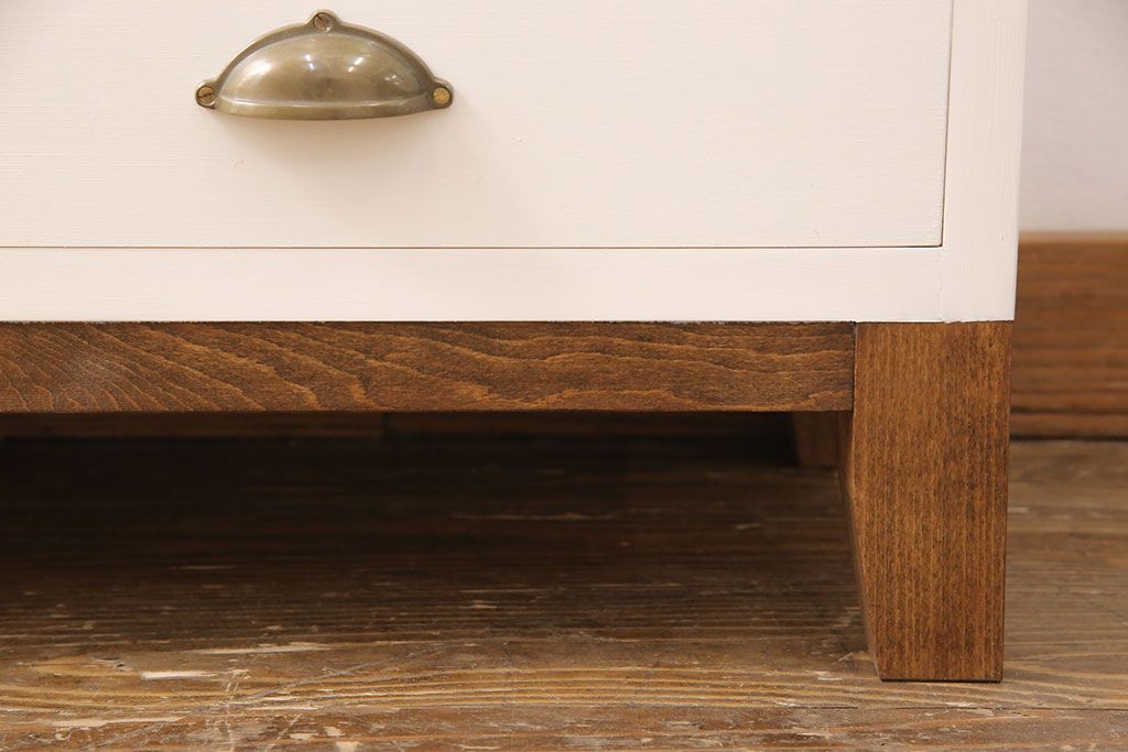 ブックケースを新規製作!当店商品を参考に、扉は市松模様・モールガラスを組み入れ、アンティークホワイトでペイント仕上げ。木目を活かした着色の脚を取り付け。(収納棚、食器棚、戸棚)