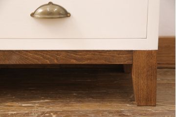 ブックケースを新規製作!当店商品を参考に、扉は市松模様・モールガラスを組み入れ、アンティークホワイトでペイント仕上げ。木目を活かした着色の脚を取り付け。(収納棚、食器棚、戸棚)