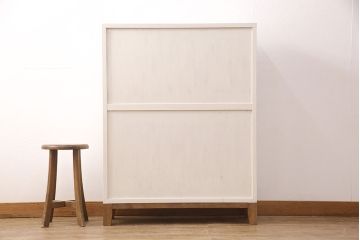 ブックケースを新規製作!当店商品を参考に、扉は市松模様・モールガラスを組み入れ、アンティークホワイトでペイント仕上げ。木目を活かした着色の脚を取り付け。(収納棚、食器棚、戸棚)