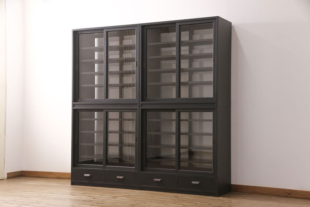 重ね戸棚を新規製作!当店商品を参考に2点製作。建具は桟を減らした仕様に変更。マットブラックに着色し仕上げ。(収納棚、食器棚、キャビネット)