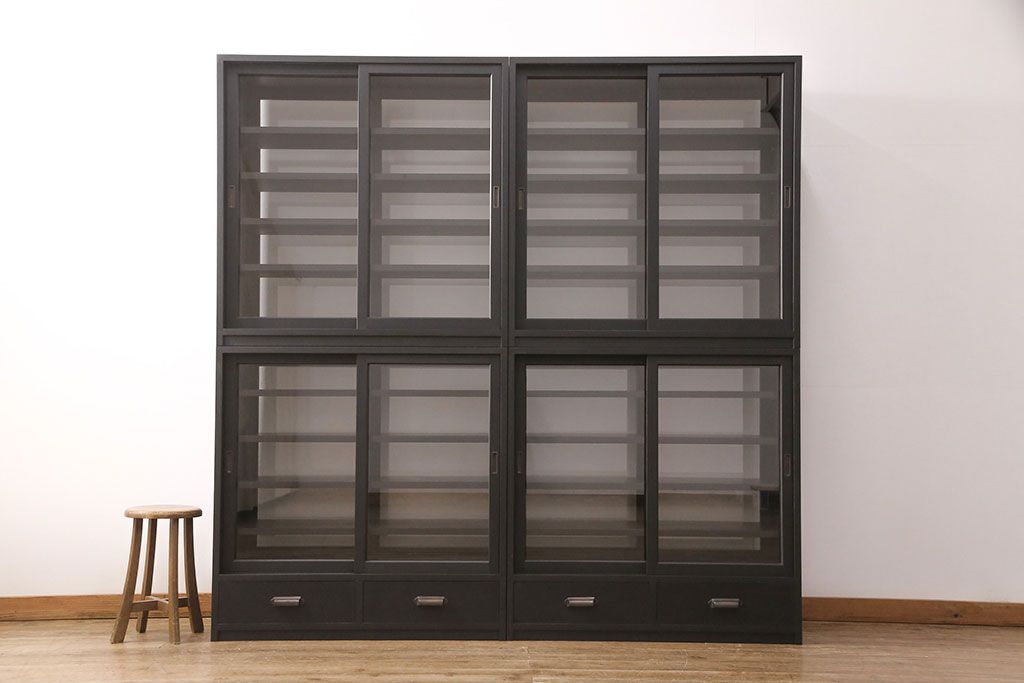 重ね戸棚を新規製作!当店商品を参考に2点製作。建具は桟を減らした仕様に変更。マットブラックに着色し仕上げ。(収納棚、食器棚、キャビネット)