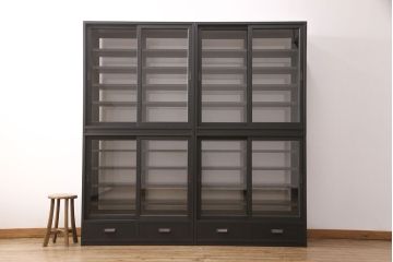 重ね戸棚を新規製作!当店商品を参考に2点製作。建具は桟を減らした仕様に変更。マットブラックに着色し仕上げ。(収納棚、食器棚、キャビネット)