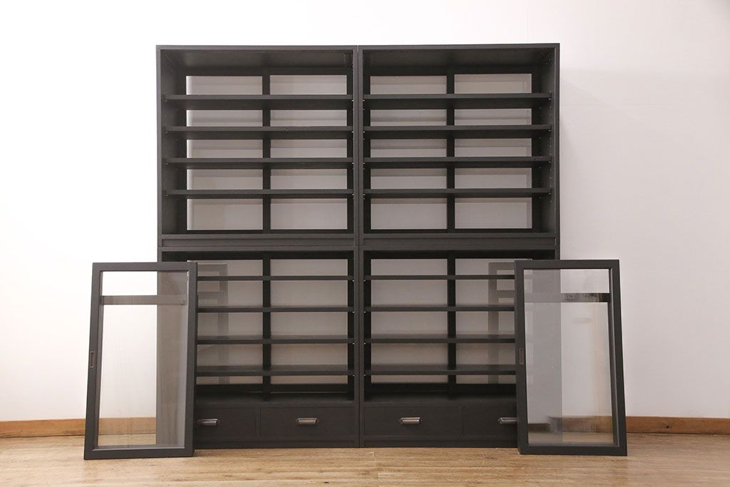 重ね戸棚を新規製作!当店商品を参考に2点製作。建具は桟を減らした仕様に変更。マットブラックに着色し仕上げ。(収納棚、食器棚、キャビネット)