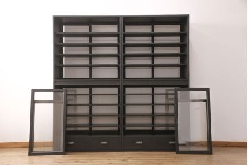 重ね戸棚を新規製作!当店商品を参考に2点製作。建具は桟を減らした仕様に変更。マットブラックに着色し仕上げ。(収納棚、食器棚、キャビネット)