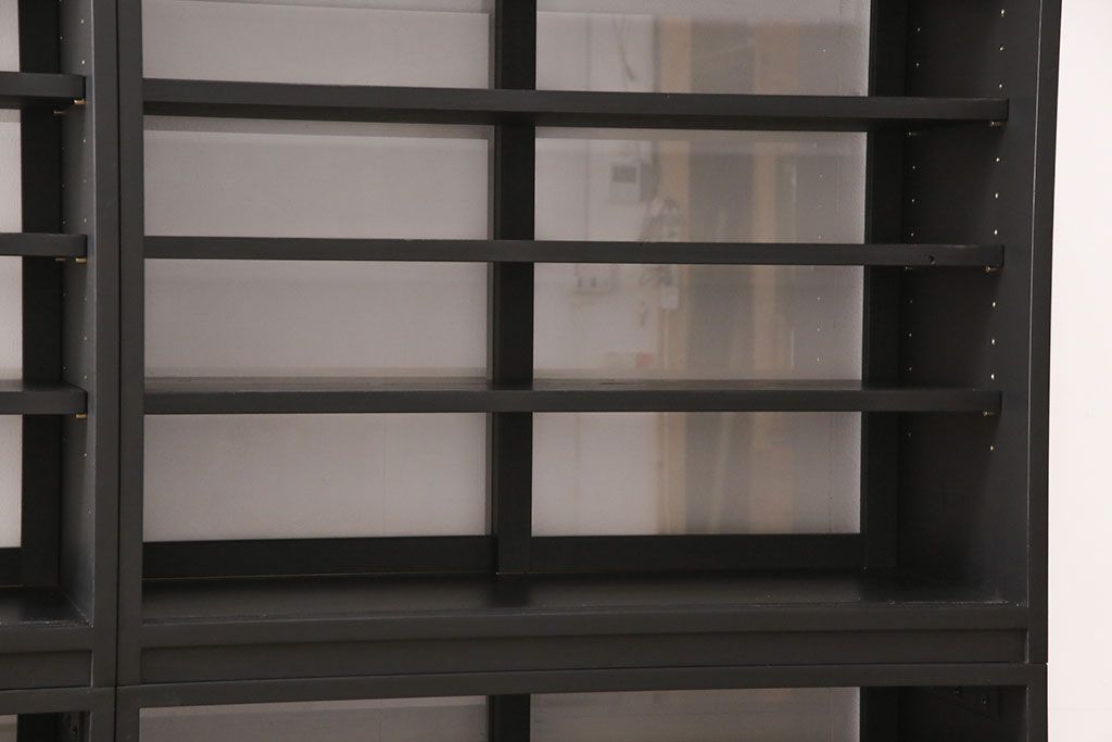 重ね戸棚を新規製作!当店商品を参考に2点製作。建具は桟を減らした仕様に変更。マットブラックに着色し仕上げ。(収納棚、食器棚、キャビネット)