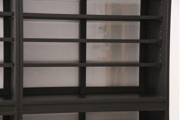 重ね戸棚を新規製作!当店商品を参考に2点製作。建具は桟を減らした仕様に変更。マットブラックに着色し仕上げ。(収納棚、食器棚、キャビネット)