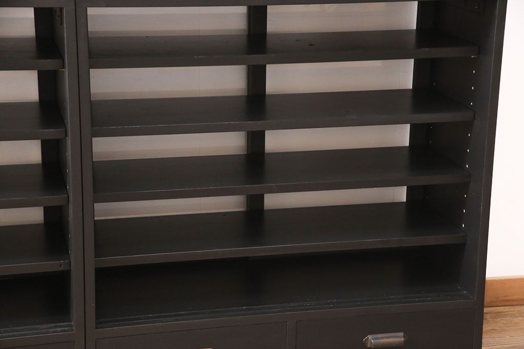 重ね戸棚を新規製作!当店商品を参考に2点製作。建具は桟を減らした仕様に変更。マットブラックに着色し仕上げ。(収納棚、食器棚、キャビネット)