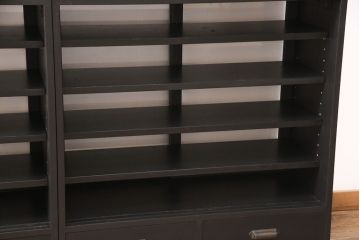 重ね戸棚を新規製作!当店商品を参考に2点製作。建具は桟を減らした仕様に変更。マットブラックに着色し仕上げ。(収納棚、食器棚、キャビネット)