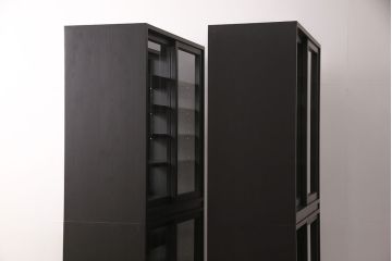 重ね戸棚を新規製作!当店商品を参考に2点製作。建具は桟を減らした仕様に変更。マットブラックに着色し仕上げ。(収納棚、食器棚、キャビネット)