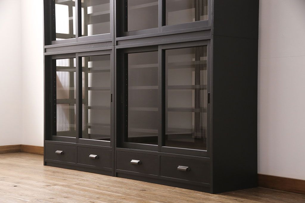 重ね戸棚を新規製作!当店商品を参考に2点製作。建具は桟を減らした仕様に変更。マットブラックに着色し仕上げ。(収納棚、食器棚、キャビネット)