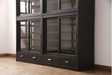 重ね戸棚を新規製作!当店商品を参考に2点製作。建具は桟を減らした仕様に変更。マットブラックに着色し仕上げ。(収納棚、食器棚、キャビネット)