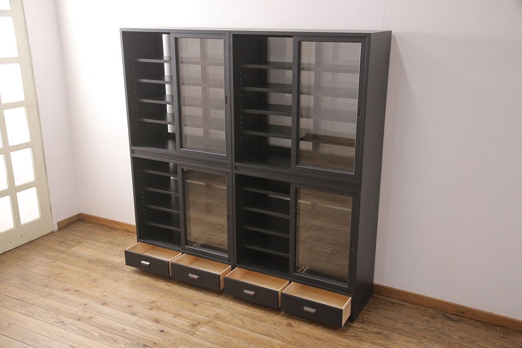 重ね戸棚を新規製作!当店商品を参考に2点製作。建具は桟を減らした仕様に変更。マットブラックに着色し仕上げ。(収納棚、食器棚、キャビネット)