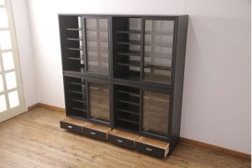 重ね戸棚を新規製作!当店商品を参考に2点製作。建具は桟を減らした仕様に変更。マットブラックに着色し仕上げ。(収納棚、食器棚、キャビネット)