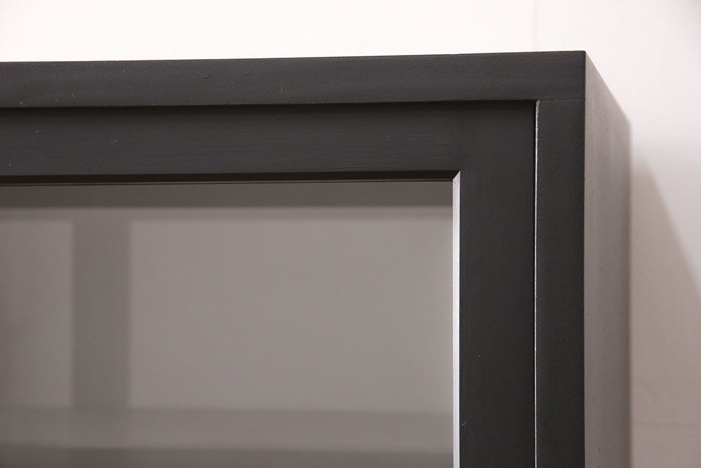 重ね戸棚を新規製作!当店商品を参考に2点製作。建具は桟を減らした仕様に変更。マットブラックに着色し仕上げ。(収納棚、食器棚、キャビネット)