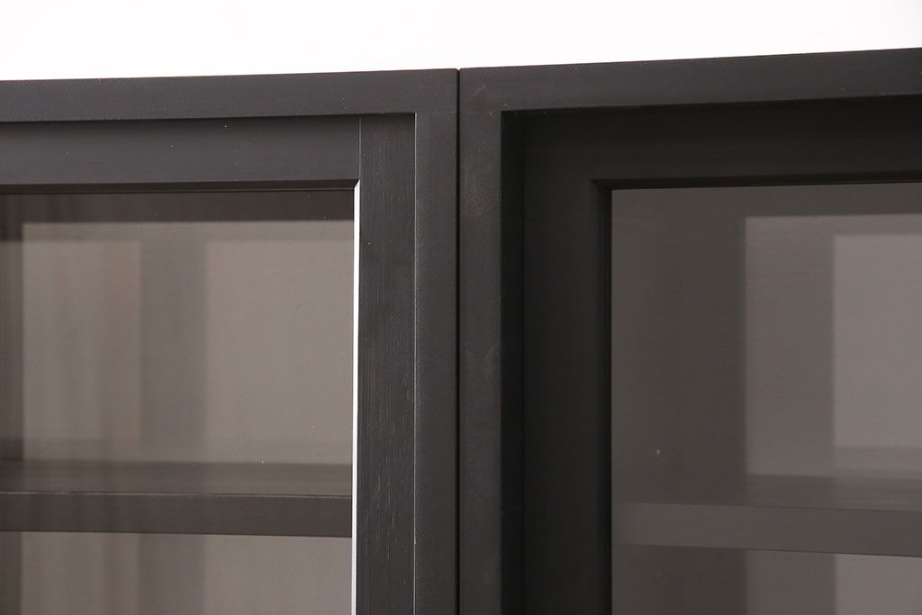 重ね戸棚を新規製作!当店商品を参考に2点製作。建具は桟を減らした仕様に変更。マットブラックに着色し仕上げ。(収納棚、食器棚、キャビネット)