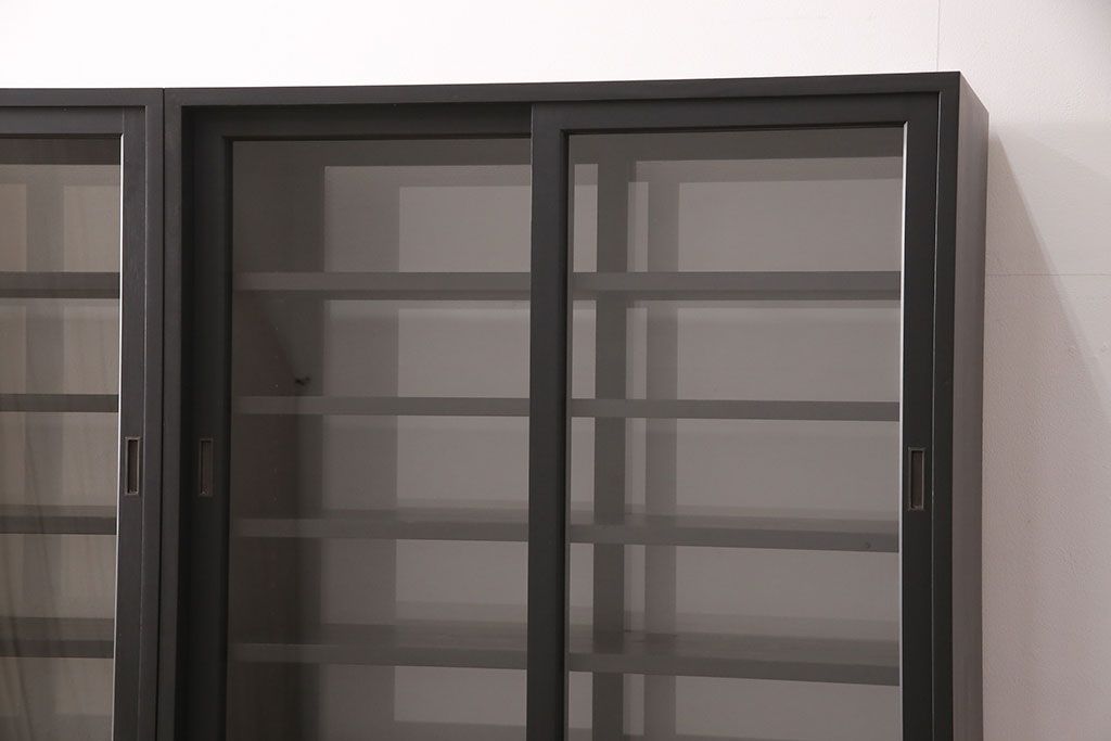 重ね戸棚を新規製作!当店商品を参考に2点製作。建具は桟を減らした仕様に変更。マットブラックに着色し仕上げ。(収納棚、食器棚、キャビネット)