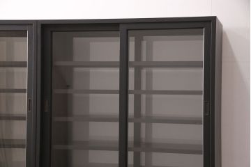 重ね戸棚を新規製作!当店商品を参考に2点製作。建具は桟を減らした仕様に変更。マットブラックに着色し仕上げ。(収納棚、食器棚、キャビネット)