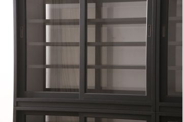 重ね戸棚を新規製作!当店商品を参考に2点製作。建具は桟を減らした仕様に変更。マットブラックに着色し仕上げ。(収納棚、食器棚、キャビネット)