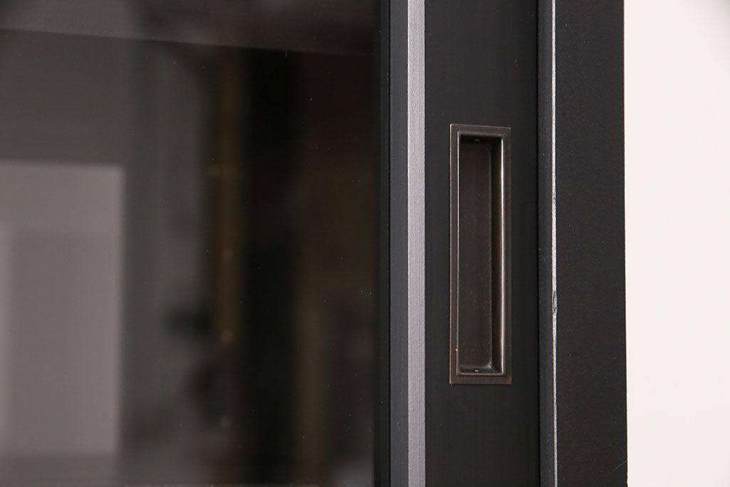 重ね戸棚を新規製作!当店商品を参考に2点製作。建具は桟を減らした仕様に変更。マットブラックに着色し仕上げ。(収納棚、食器棚、キャビネット)