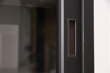 重ね戸棚を新規製作!当店商品を参考に2点製作。建具は桟を減らした仕様に変更。マットブラックに着色し仕上げ。(収納棚、食器棚、キャビネット)