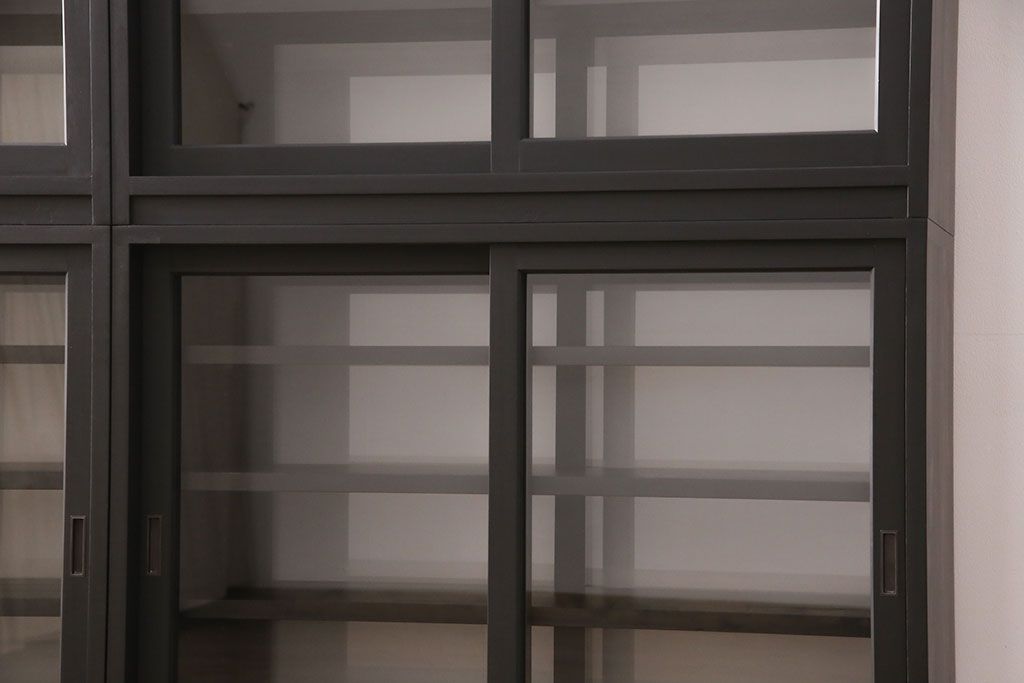 重ね戸棚を新規製作!当店商品を参考に2点製作。建具は桟を減らした仕様に変更。マットブラックに着色し仕上げ。(収納棚、食器棚、キャビネット)