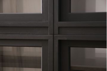 重ね戸棚を新規製作!当店商品を参考に2点製作。建具は桟を減らした仕様に変更。マットブラックに着色し仕上げ。(収納棚、食器棚、キャビネット)