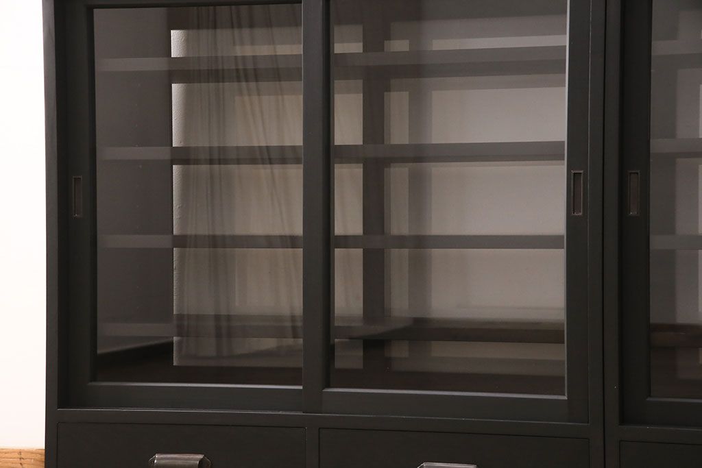 重ね戸棚を新規製作!当店商品を参考に2点製作。建具は桟を減らした仕様に変更。マットブラックに着色し仕上げ。(収納棚、食器棚、キャビネット)
