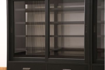 重ね戸棚を新規製作!当店商品を参考に2点製作。建具は桟を減らした仕様に変更。マットブラックに着色し仕上げ。(収納棚、食器棚、キャビネット)