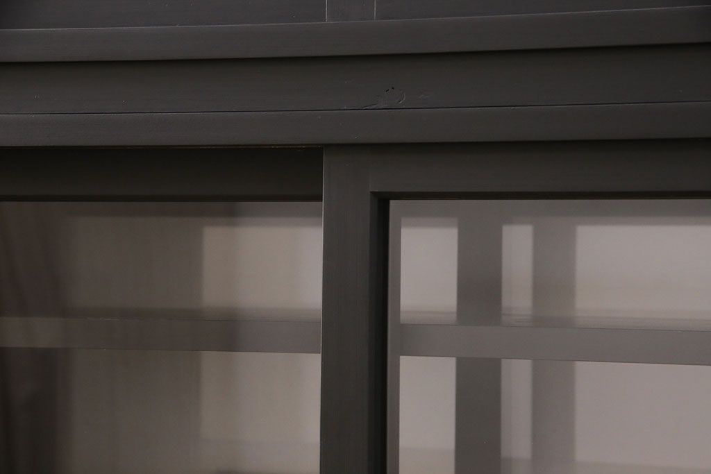 重ね戸棚を新規製作!当店商品を参考に2点製作。建具は桟を減らした仕様に変更。マットブラックに着色し仕上げ。(収納棚、食器棚、キャビネット)