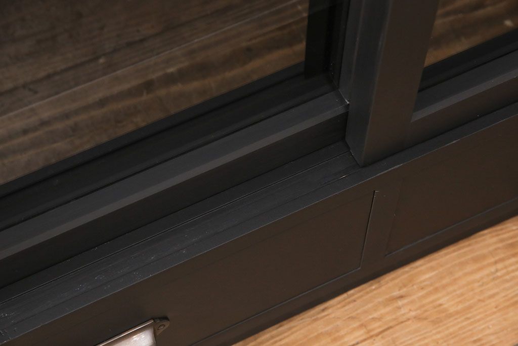 重ね戸棚を新規製作!当店商品を参考に2点製作。建具は桟を減らした仕様に変更。マットブラックに着色し仕上げ。(収納棚、食器棚、キャビネット)