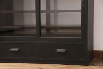 重ね戸棚を新規製作!当店商品を参考に2点製作。建具は桟を減らした仕様に変更。マットブラックに着色し仕上げ。(収納棚、食器棚、キャビネット)