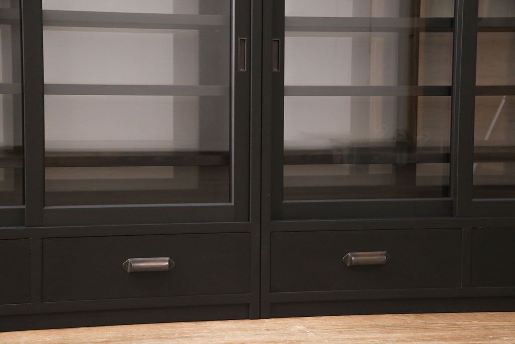 重ね戸棚を新規製作!当店商品を参考に2点製作。建具は桟を減らした仕様に変更。マットブラックに着色し仕上げ。(収納棚、食器棚、キャビネット)