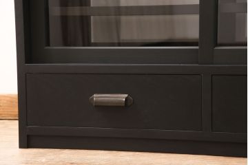 重ね戸棚を新規製作!当店商品を参考に2点製作。建具は桟を減らした仕様に変更。マットブラックに着色し仕上げ。(収納棚、食器棚、キャビネット)