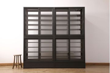 重ね戸棚を新規製作!当店商品を参考に2点製作。建具は桟を減らした仕様に変更。マットブラックに着色し仕上げ。(収納棚、食器棚、キャビネット)