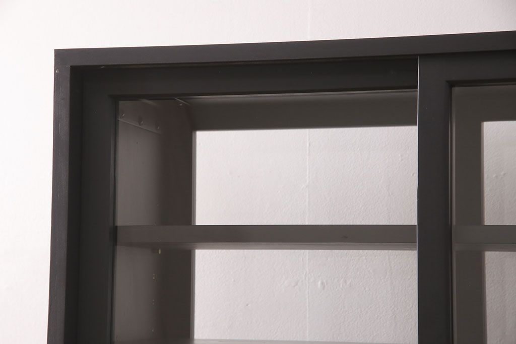 重ね戸棚を新規製作!当店商品を参考に2点製作。建具は桟を減らした仕様に変更。マットブラックに着色し仕上げ。(収納棚、食器棚、キャビネット)