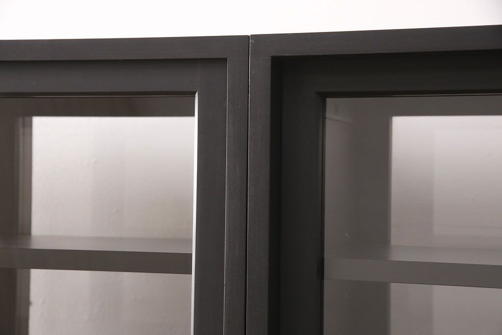 重ね戸棚を新規製作!当店商品を参考に2点製作。建具は桟を減らした仕様に変更。マットブラックに着色し仕上げ。(収納棚、食器棚、キャビネット)