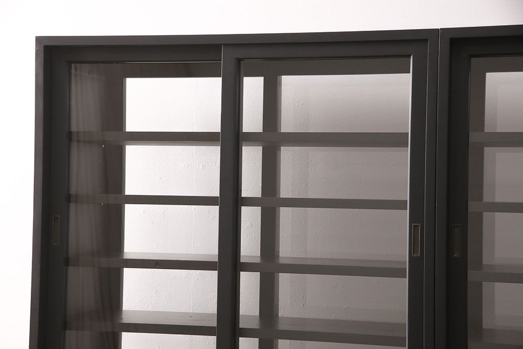 重ね戸棚を新規製作!当店商品を参考に2点製作。建具は桟を減らした仕様に変更。マットブラックに着色し仕上げ。(収納棚、食器棚、キャビネット)