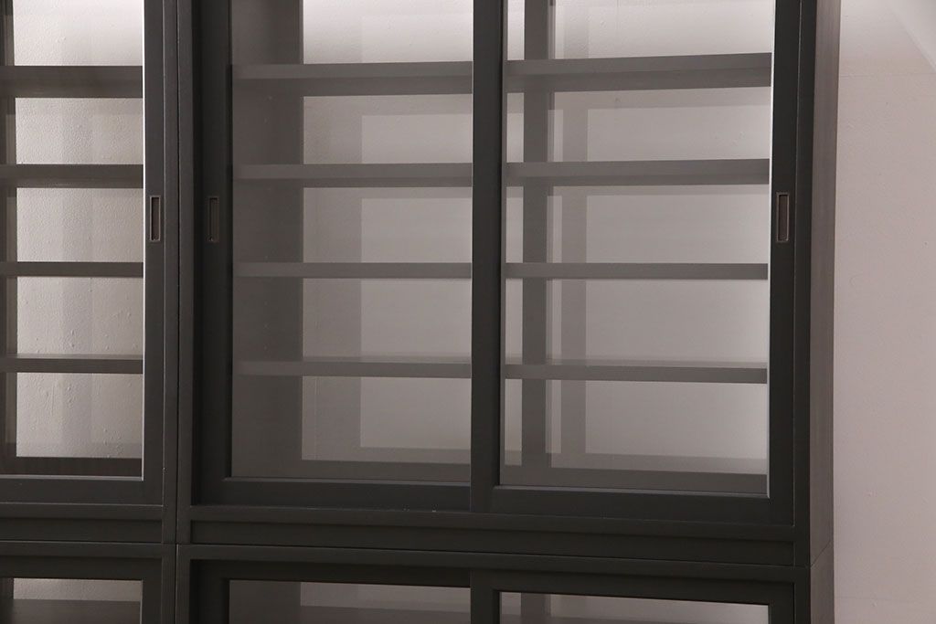 重ね戸棚を新規製作!当店商品を参考に2点製作。建具は桟を減らした仕様に変更。マットブラックに着色し仕上げ。(収納棚、食器棚、キャビネット)