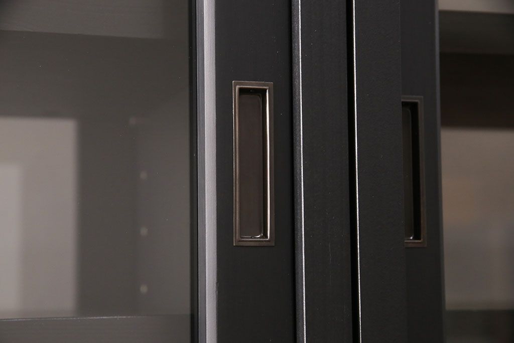 重ね戸棚を新規製作!当店商品を参考に2点製作。建具は桟を減らした仕様に変更。マットブラックに着色し仕上げ。(収納棚、食器棚、キャビネット)