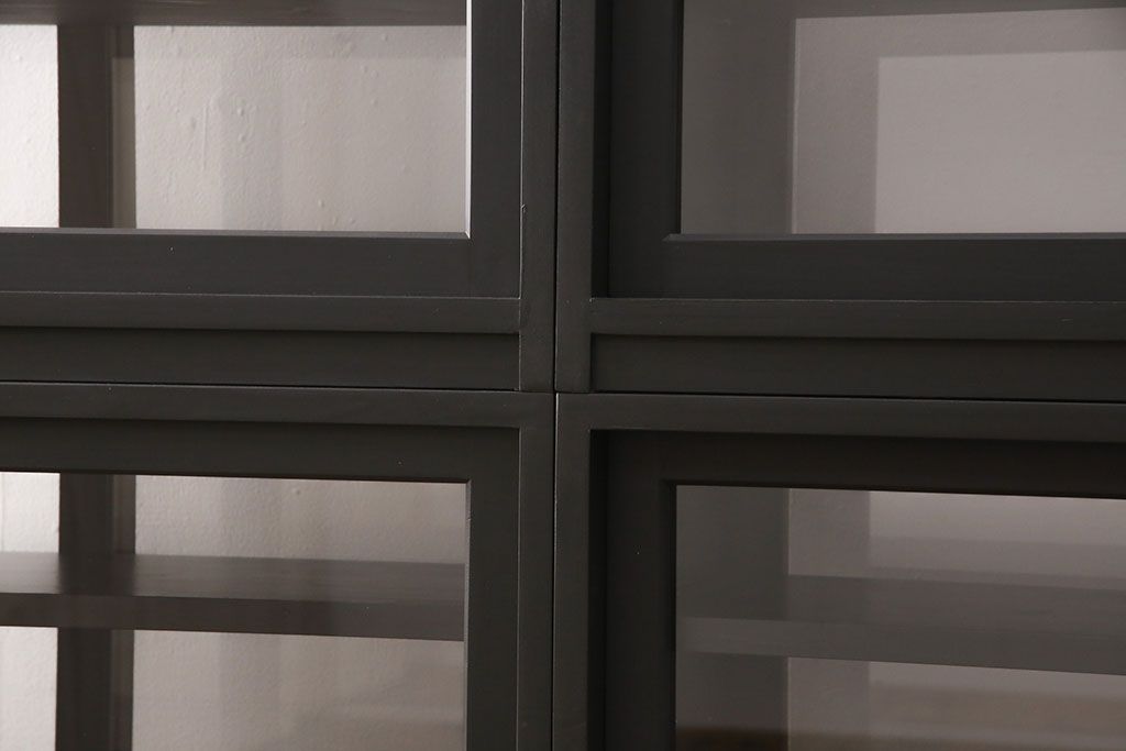 重ね戸棚を新規製作!当店商品を参考に2点製作。建具は桟を減らした仕様に変更。マットブラックに着色し仕上げ。(収納棚、食器棚、キャビネット)