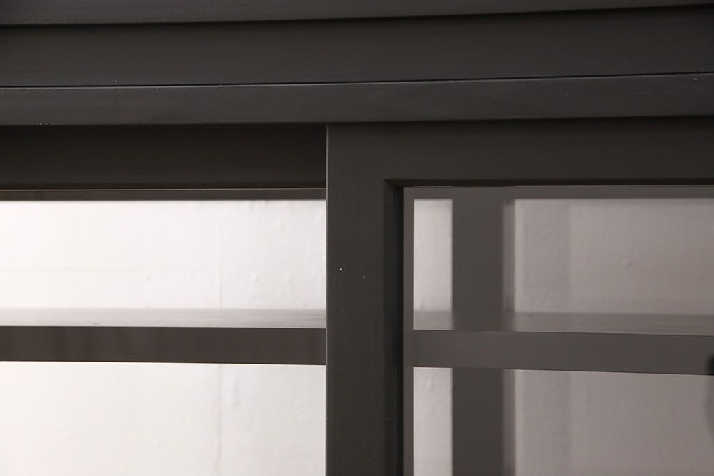 重ね戸棚を新規製作!当店商品を参考に2点製作。建具は桟を減らした仕様に変更。マットブラックに着色し仕上げ。(収納棚、食器棚、キャビネット)