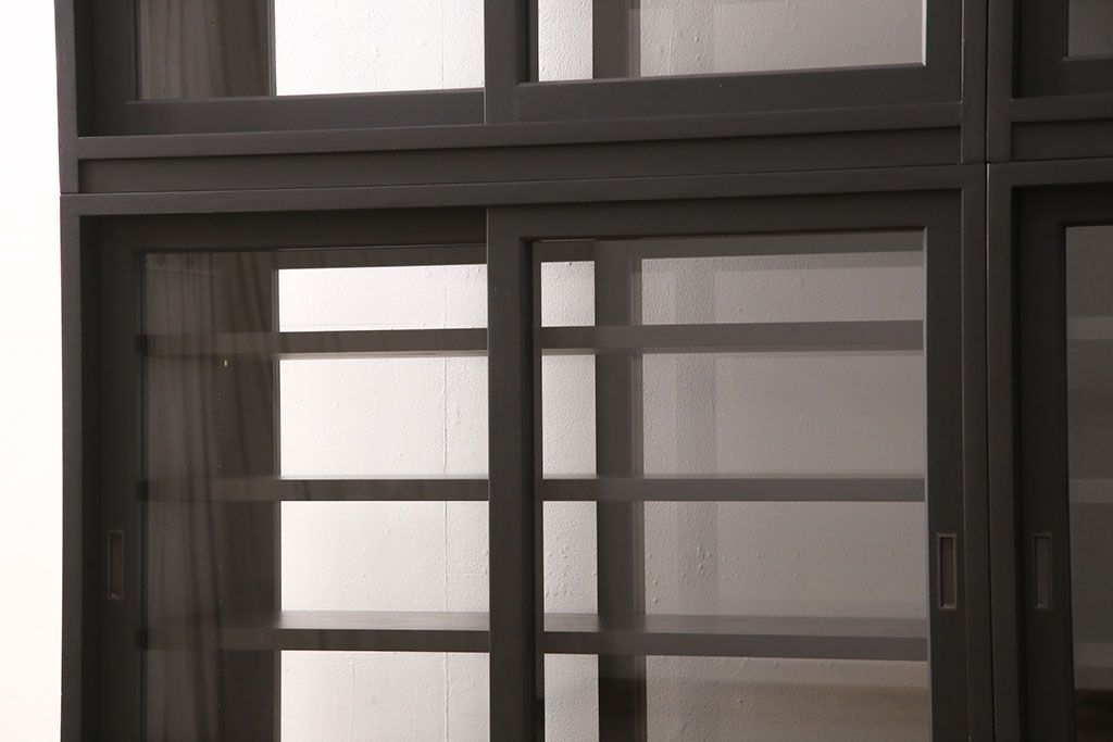 重ね戸棚を新規製作!当店商品を参考に2点製作。建具は桟を減らした仕様に変更。マットブラックに着色し仕上げ。(収納棚、食器棚、キャビネット)