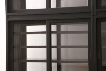 重ね戸棚を新規製作!当店商品を参考に2点製作。建具は桟を減らした仕様に変更。マットブラックに着色し仕上げ。(収納棚、食器棚、キャビネット)